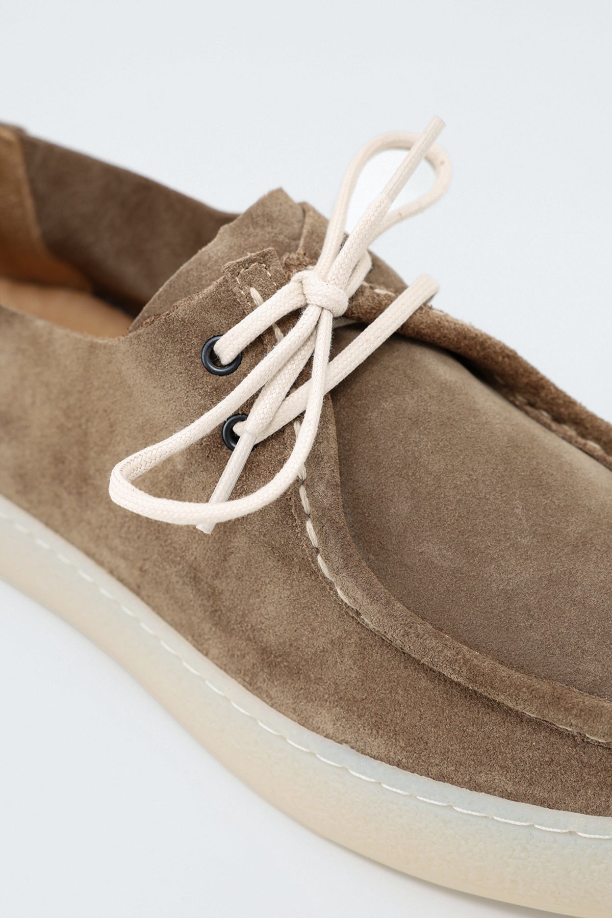 Soft-Stitched Leather Shoes with a Pointed Toe