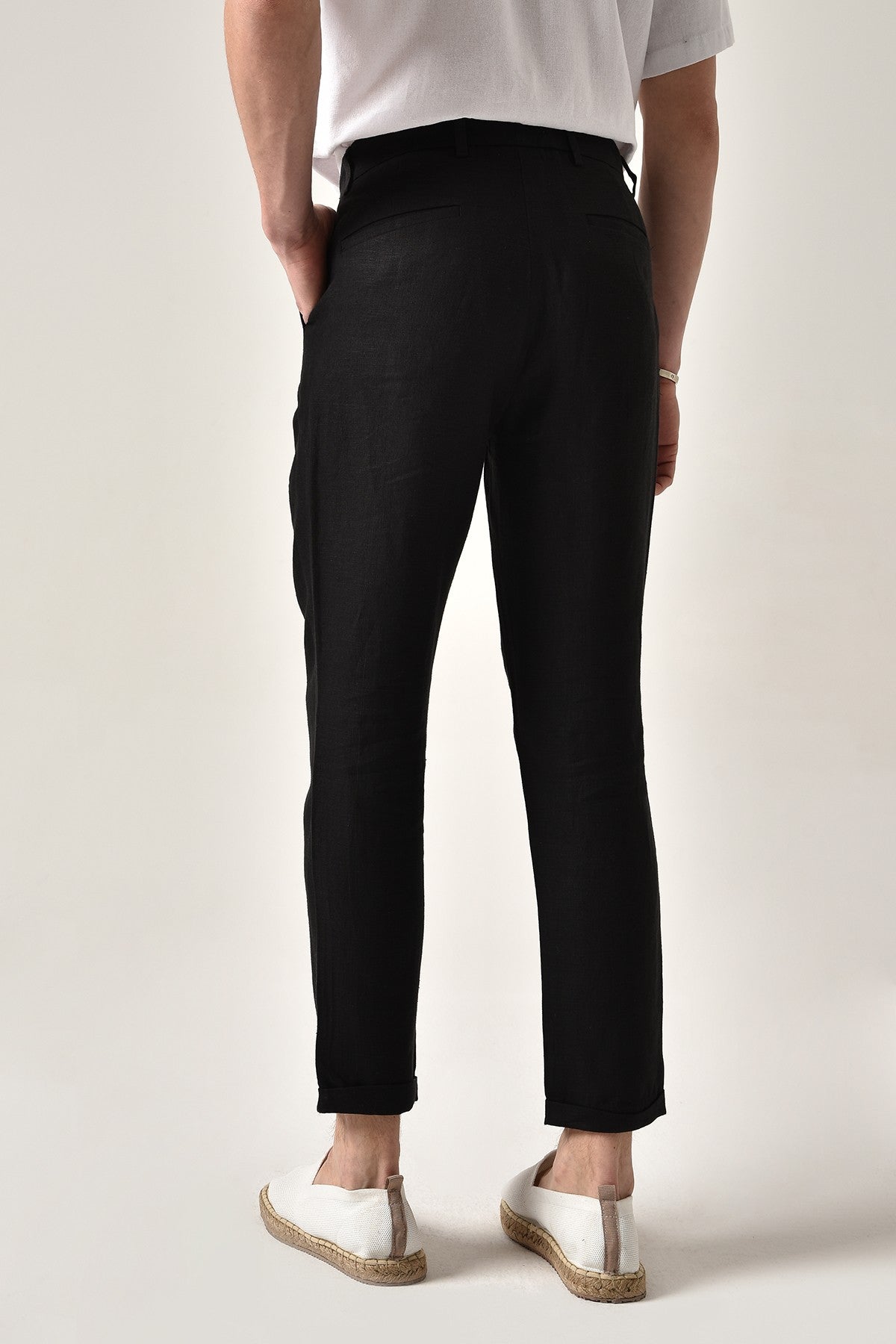 Boyfriend-Style Linen Pants with a Drawstring Waist