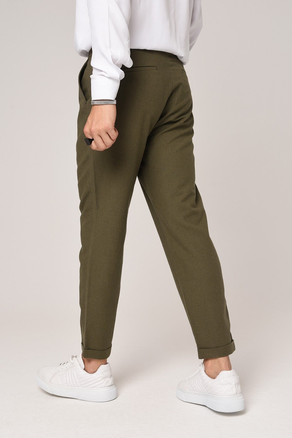 Boyfriend-Style Linen Pants with a Drawstring Waist