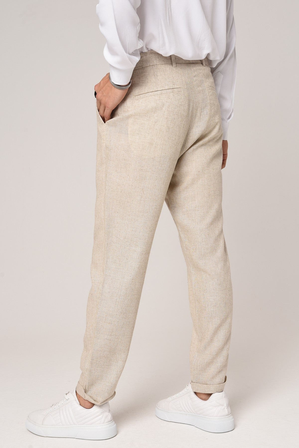 Boyfriend-Style Linen Pants with a Drawstring Waist