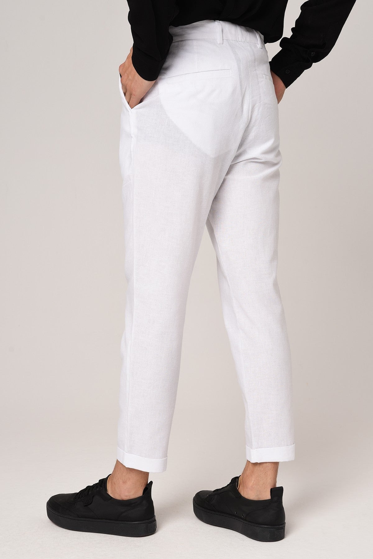 Boyfriend-Style Linen Pants with a Drawstring Waist