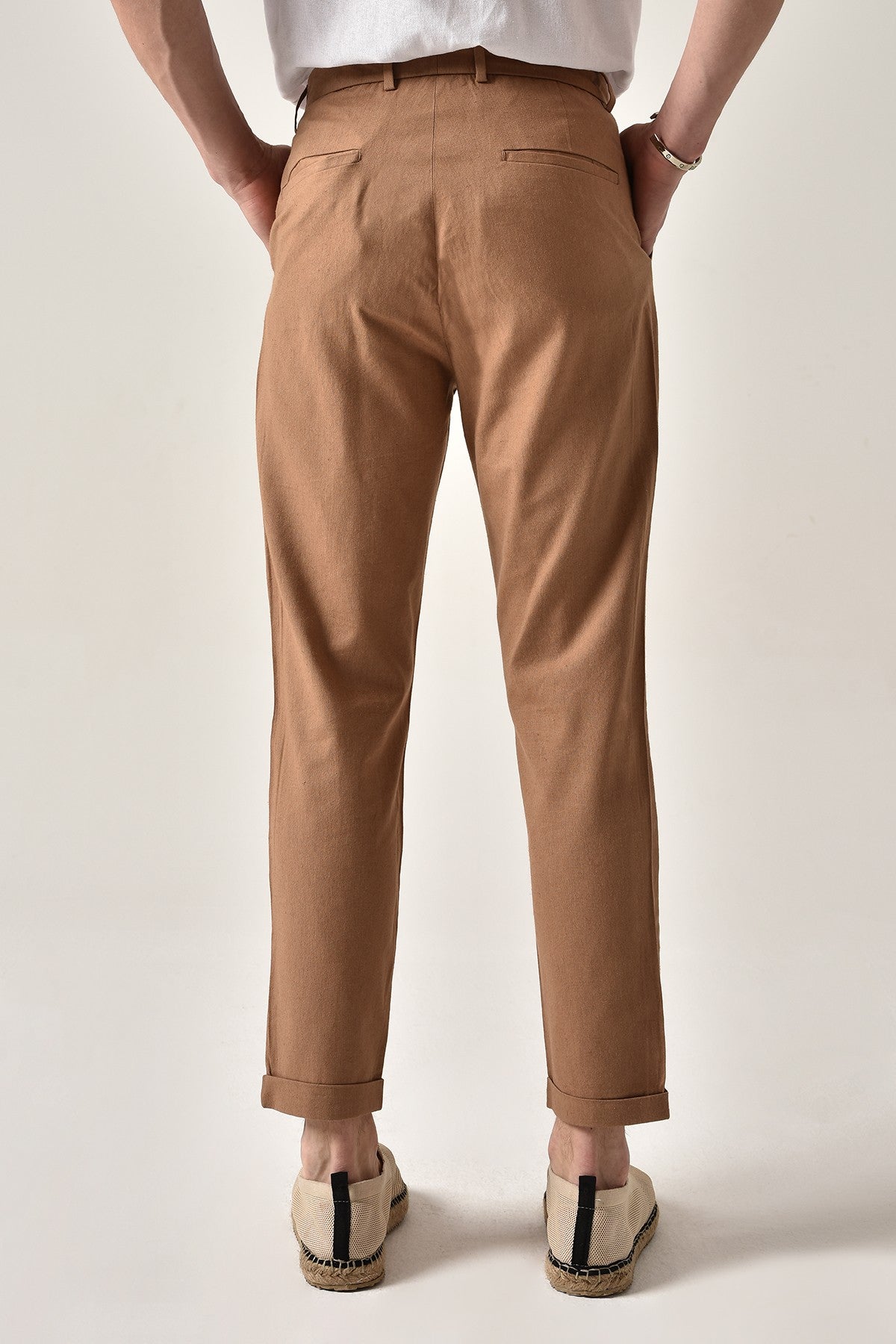Boyfriend-Style Linen Pants with a Drawstring Waist