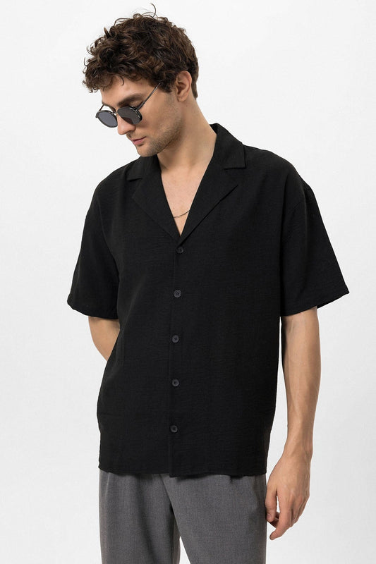 Oversized Short-Sleeve Men's Shirt with a Collared Neckline