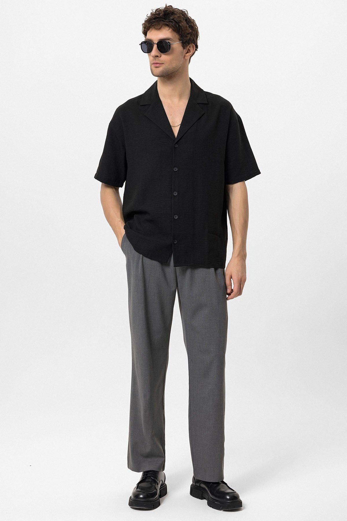 Oversized Short-Sleeve Men's Shirt with a Collared Neckline