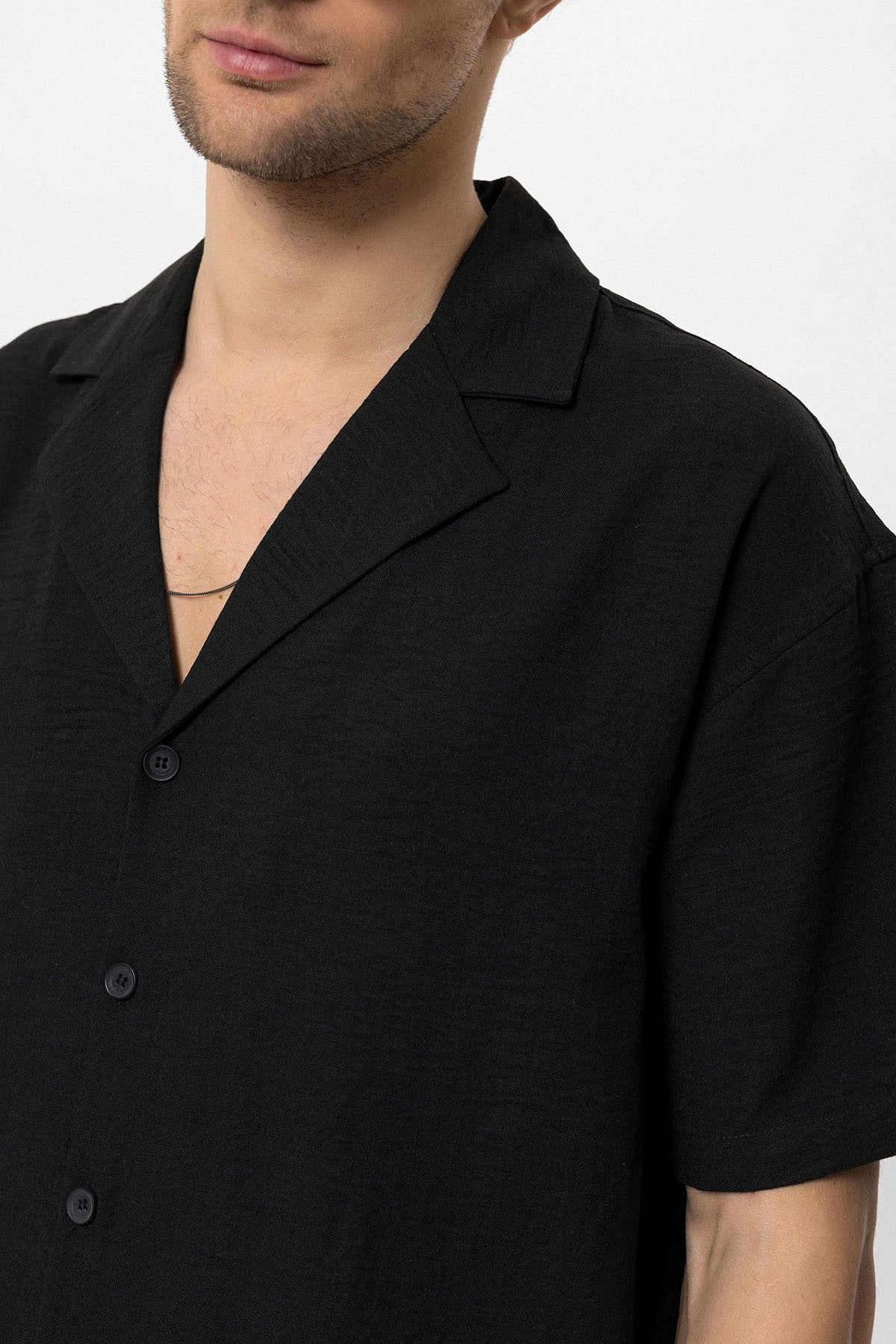 Oversized Short-Sleeve Men's Shirt with a Collared Neckline
