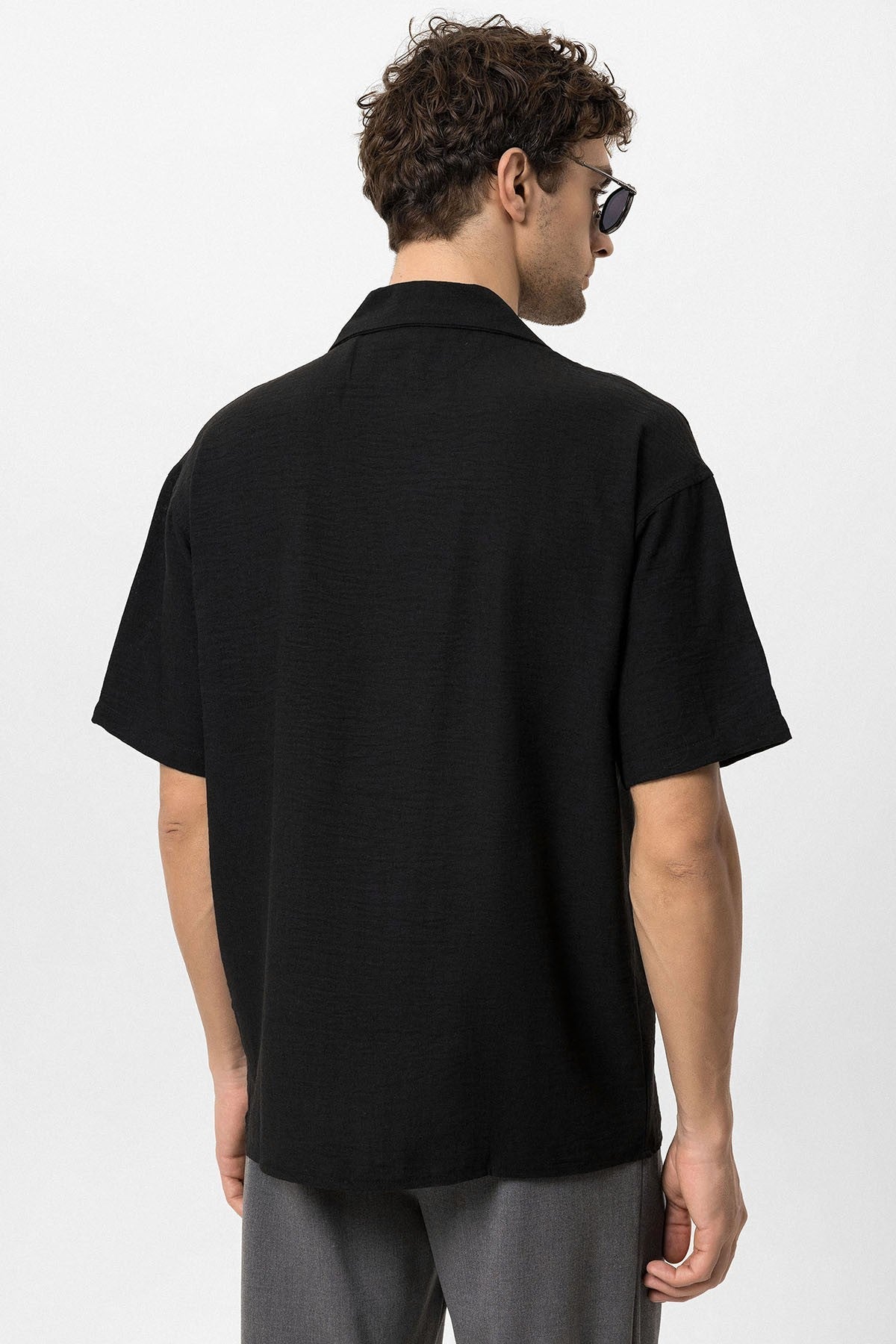Oversized Short-Sleeve Men's Shirt with a Collared Neckline