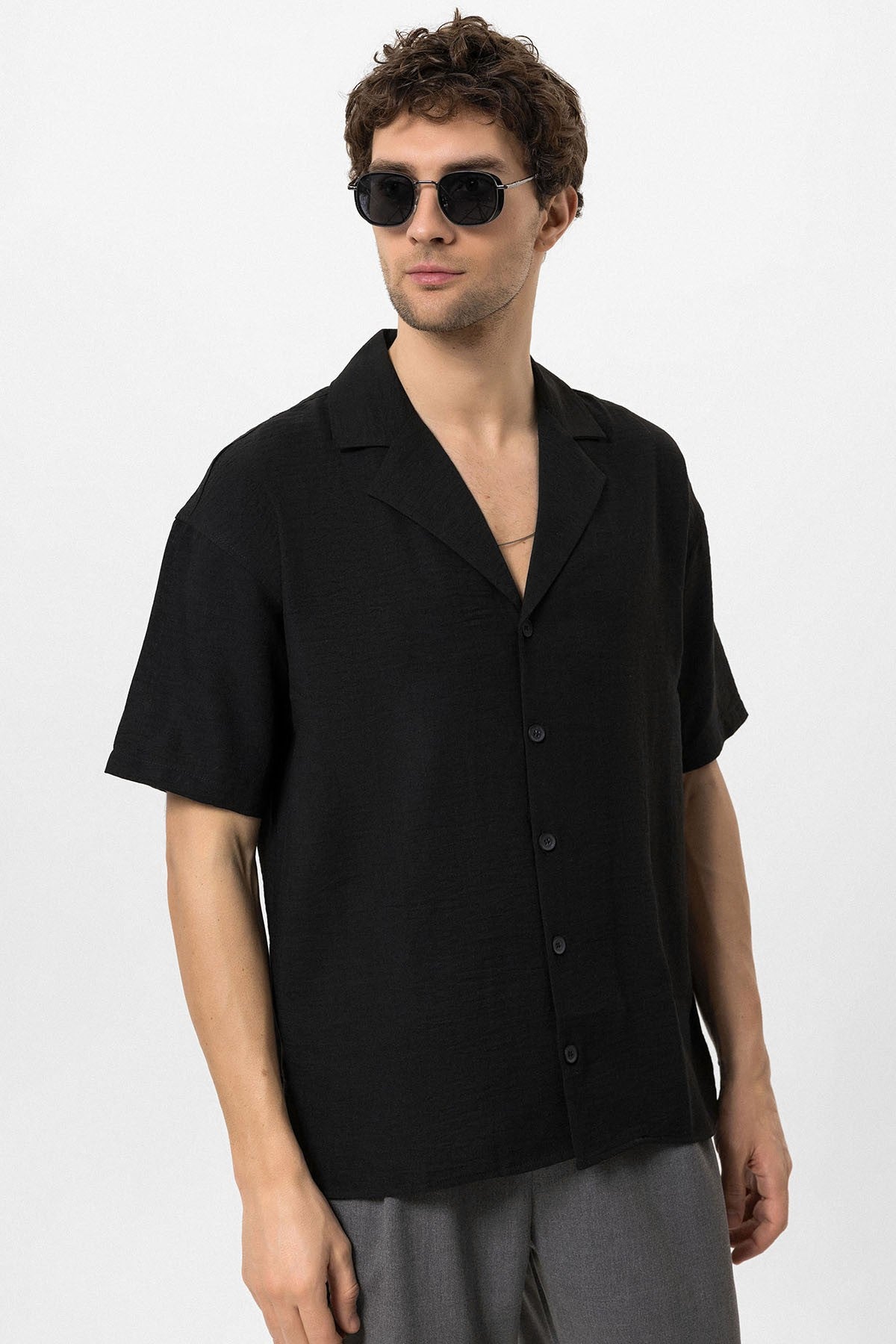 Oversized Short-Sleeve Men's Shirt with a Collared Neckline