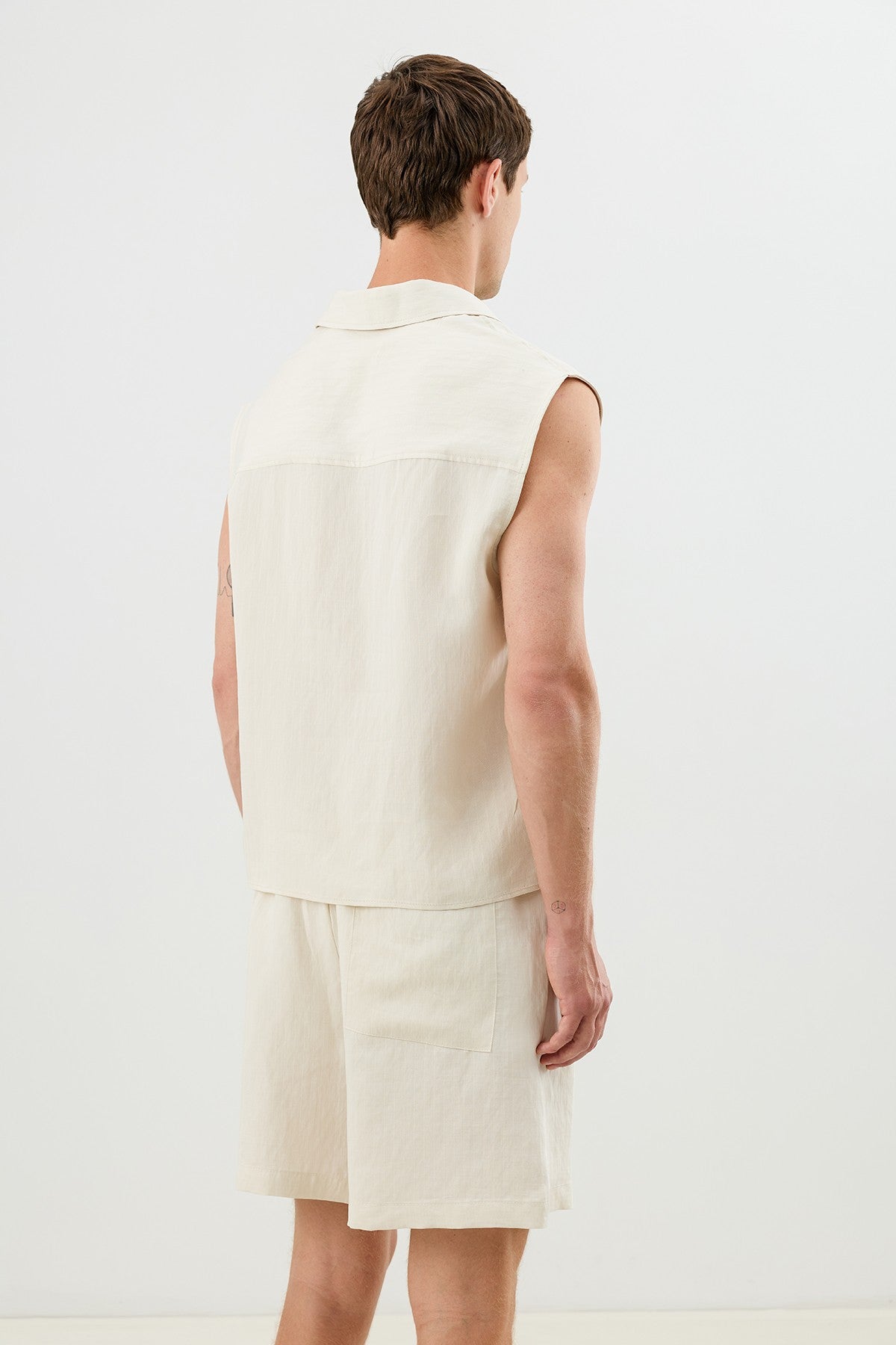 Men's Sleeveless Crop-Fit Shirt with Lyocell Blend