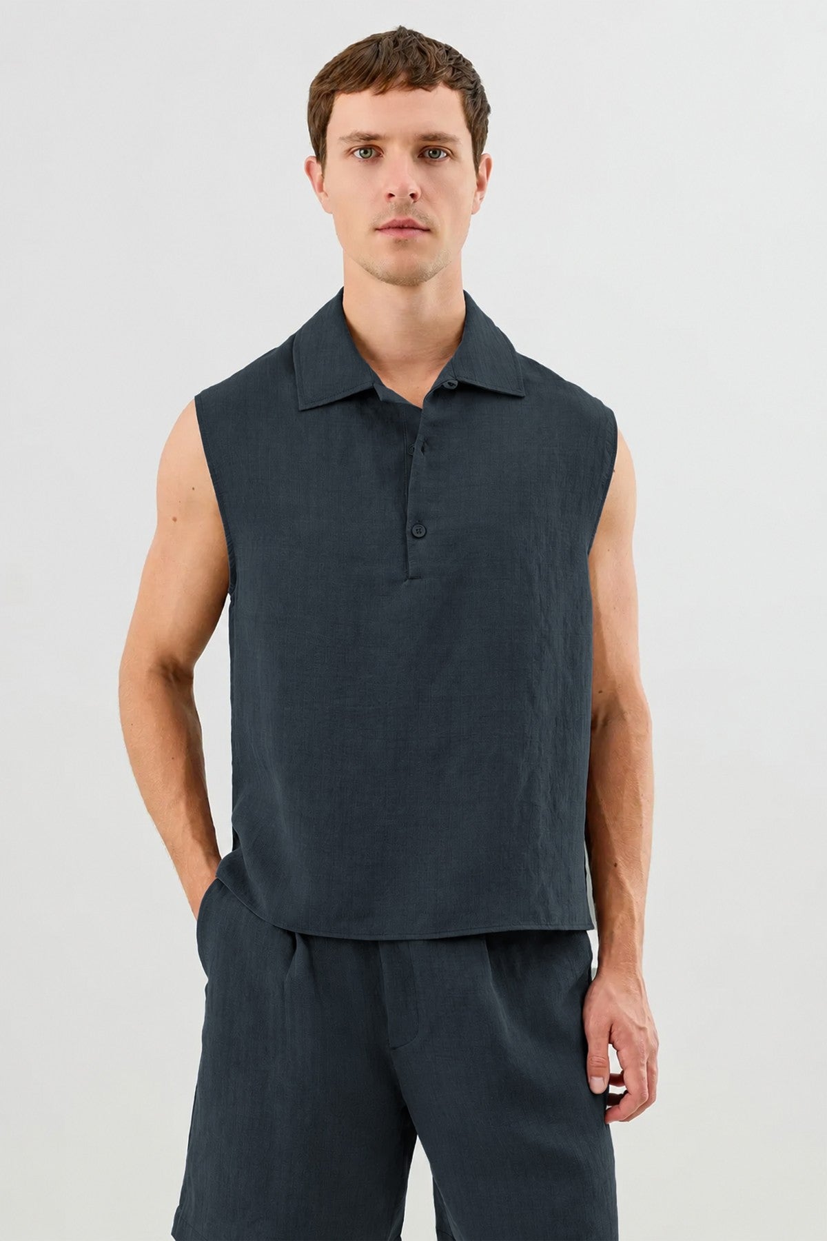 Men's Sleeveless Crop-Fit Shirt with Lyocell Blend
