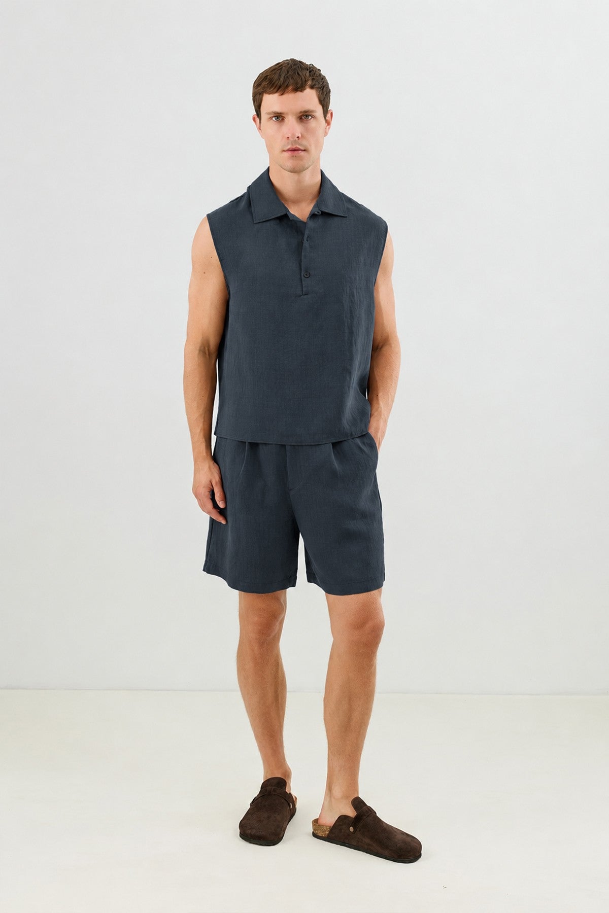 Men's Sleeveless Crop-Fit Shirt with Lyocell Blend