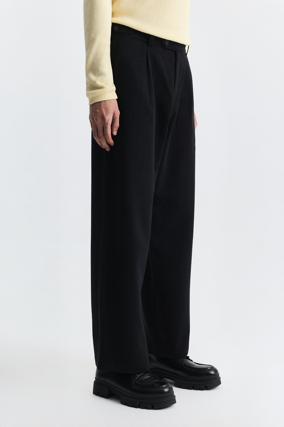 Relax Fit Pleated Pants