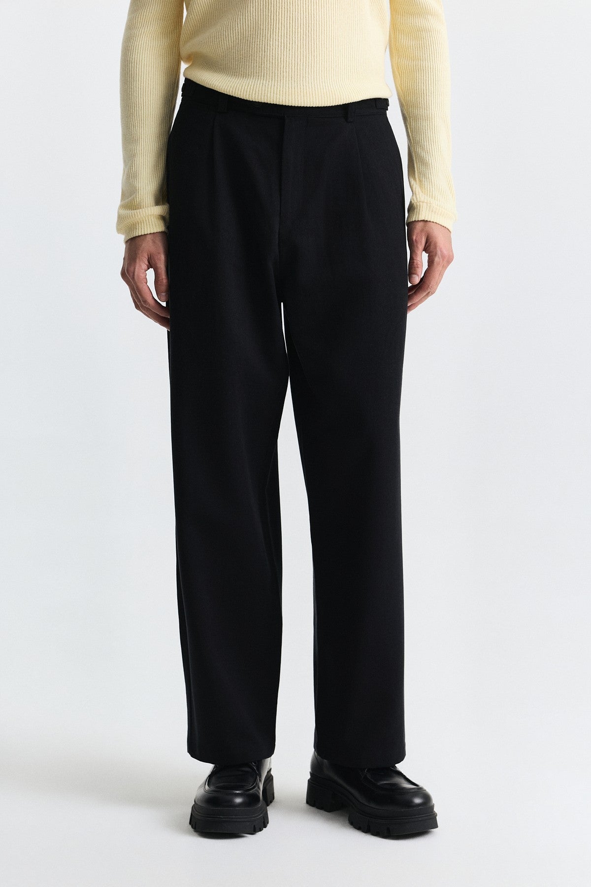 Relax Fit Pleated Pants