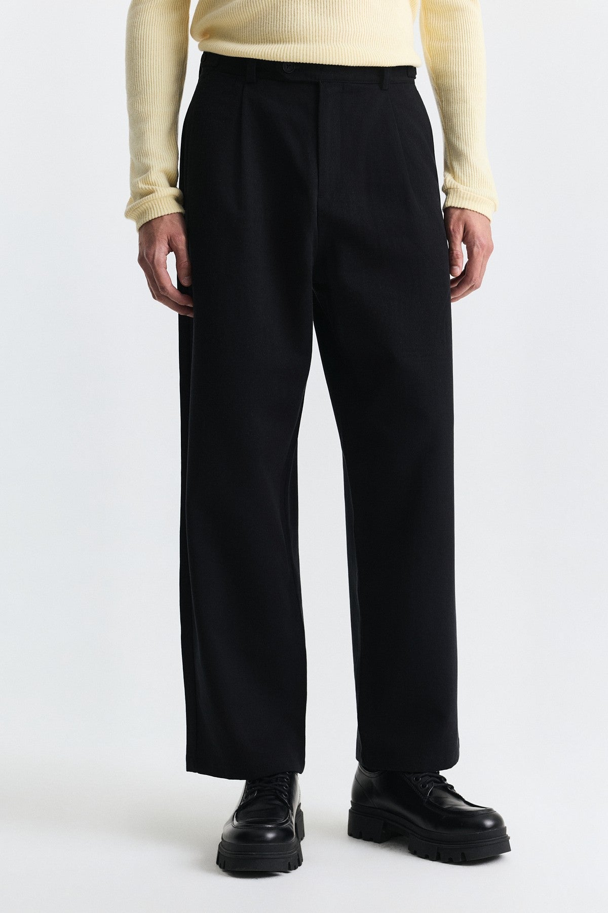 Relax Fit Pleated Pants