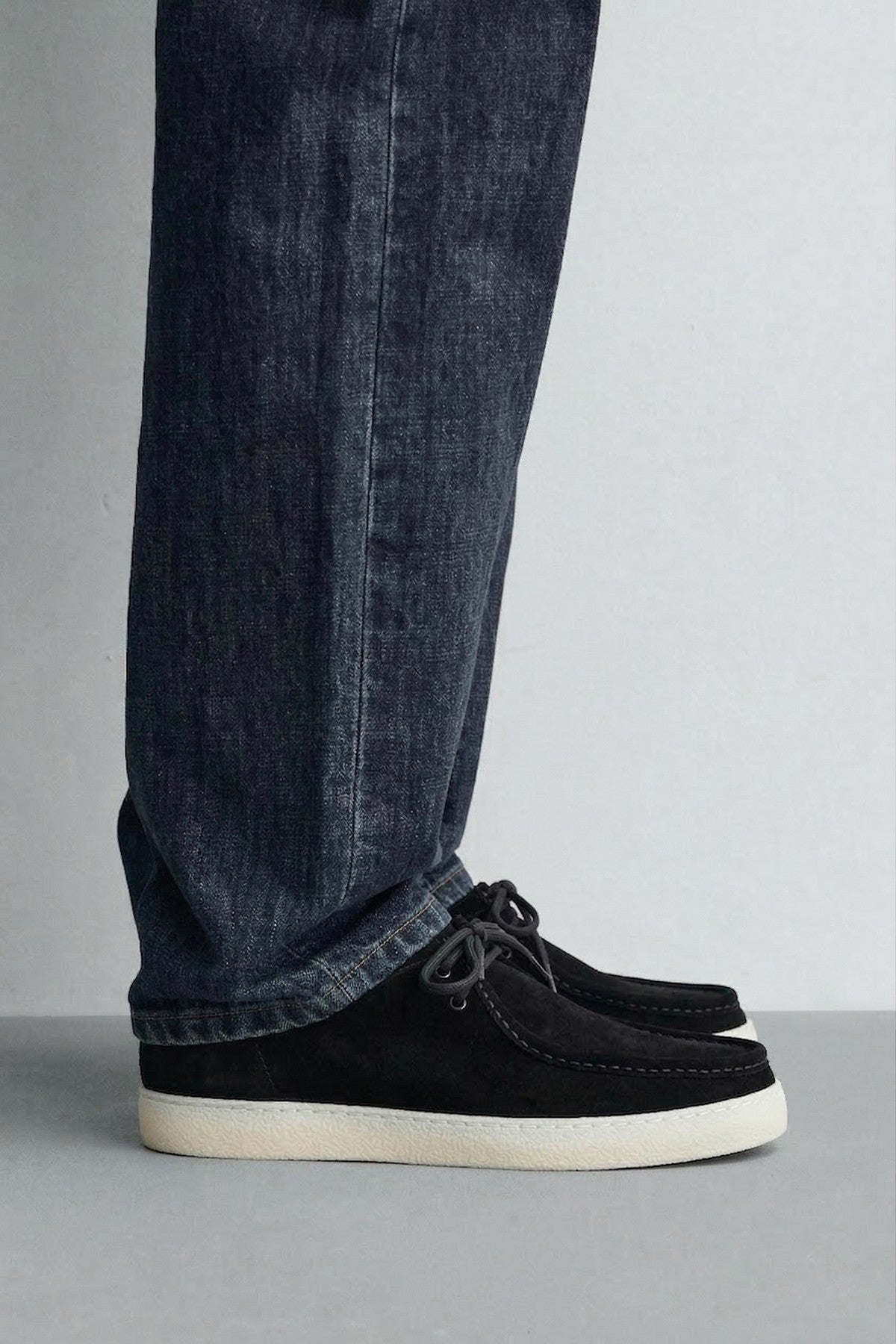Soft-Stitched Leather Shoes with a Pointed Toe