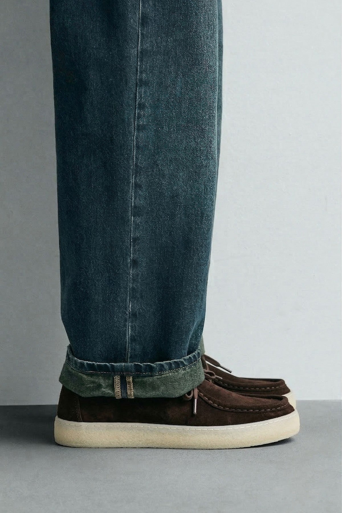 Soft-Stitched Leather Shoes with a Pointed Toe