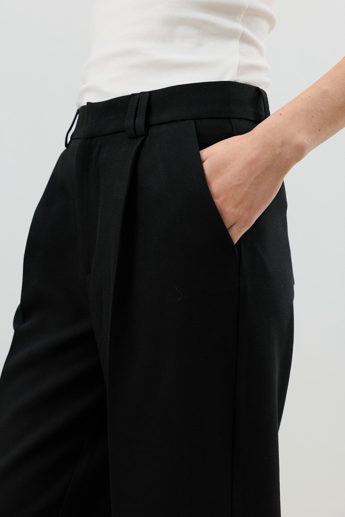 Antioch Relax Fit Pleated Women's Pants