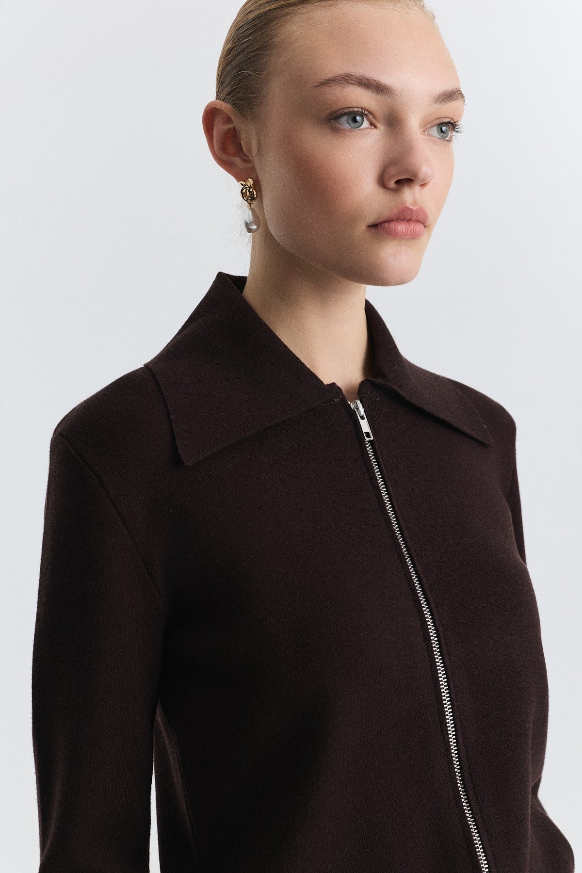 Wide-Collar Zip-Up Cardigan
