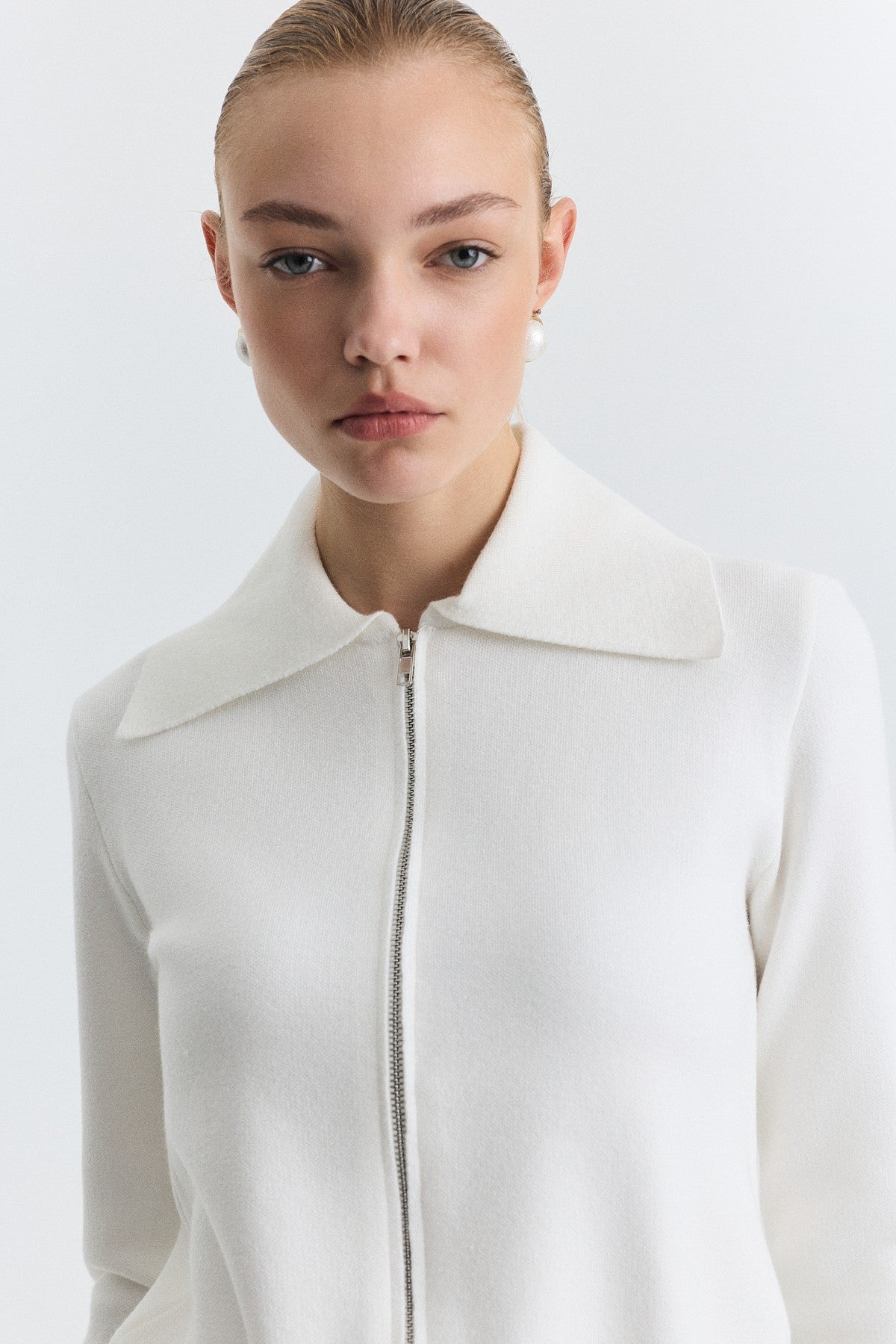 Wide-Collar Zip-Up Cardigan
