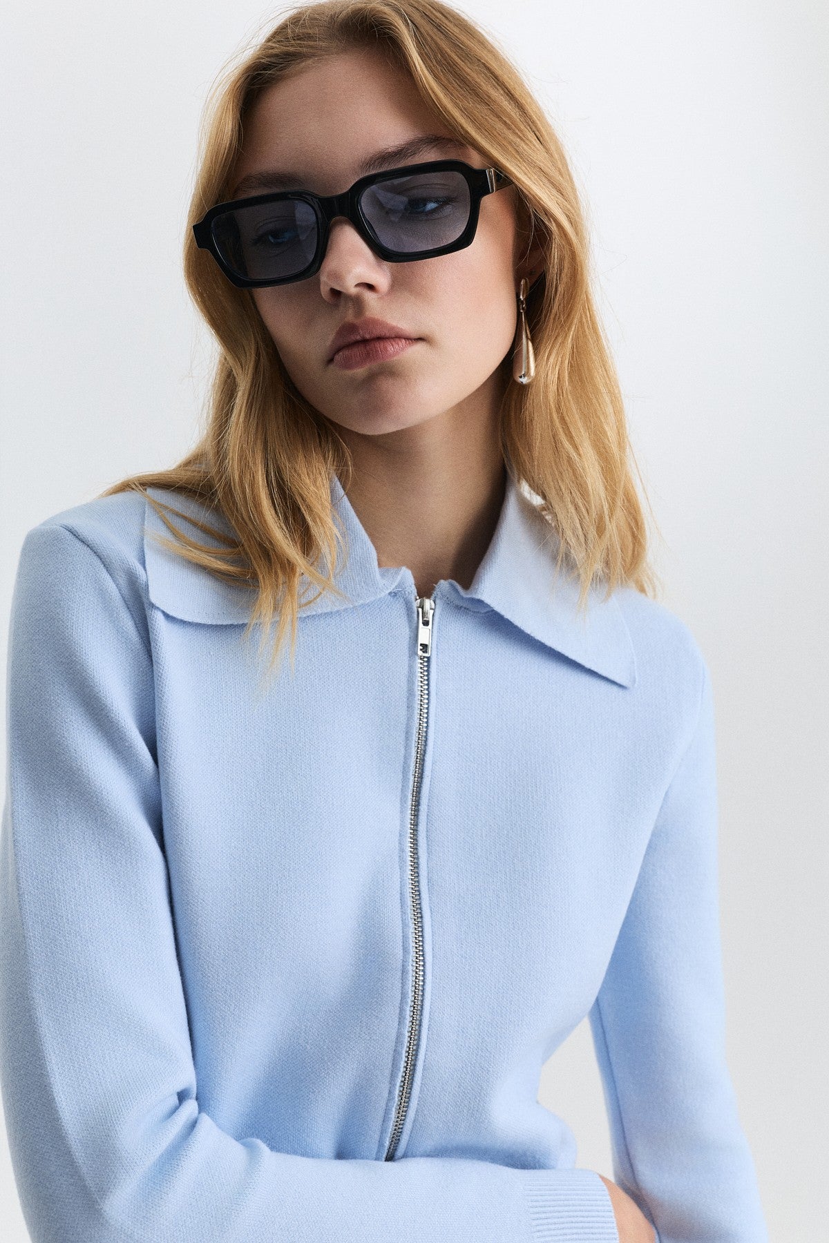 Wide-Collar Zip-Up Cardigan