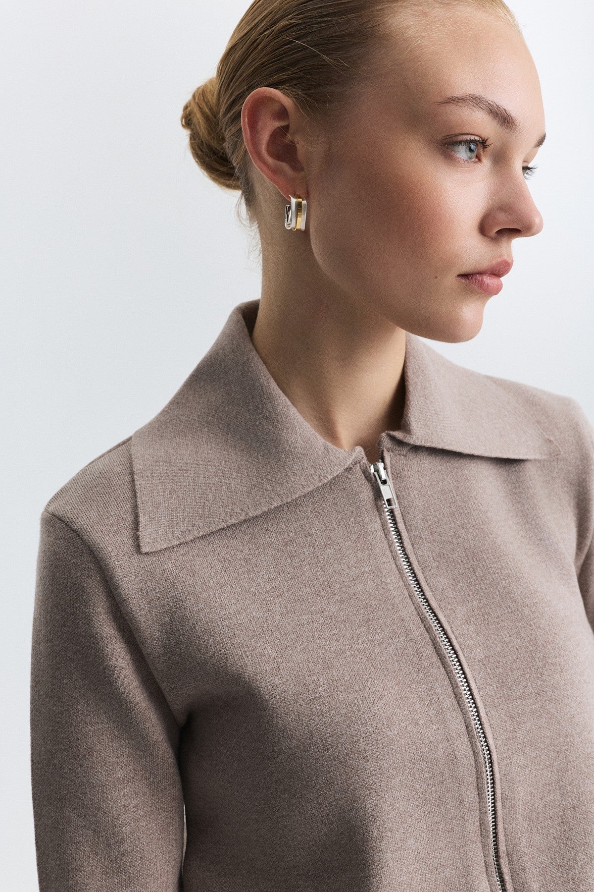 Wide-Collar Zip-Up Cardigan
